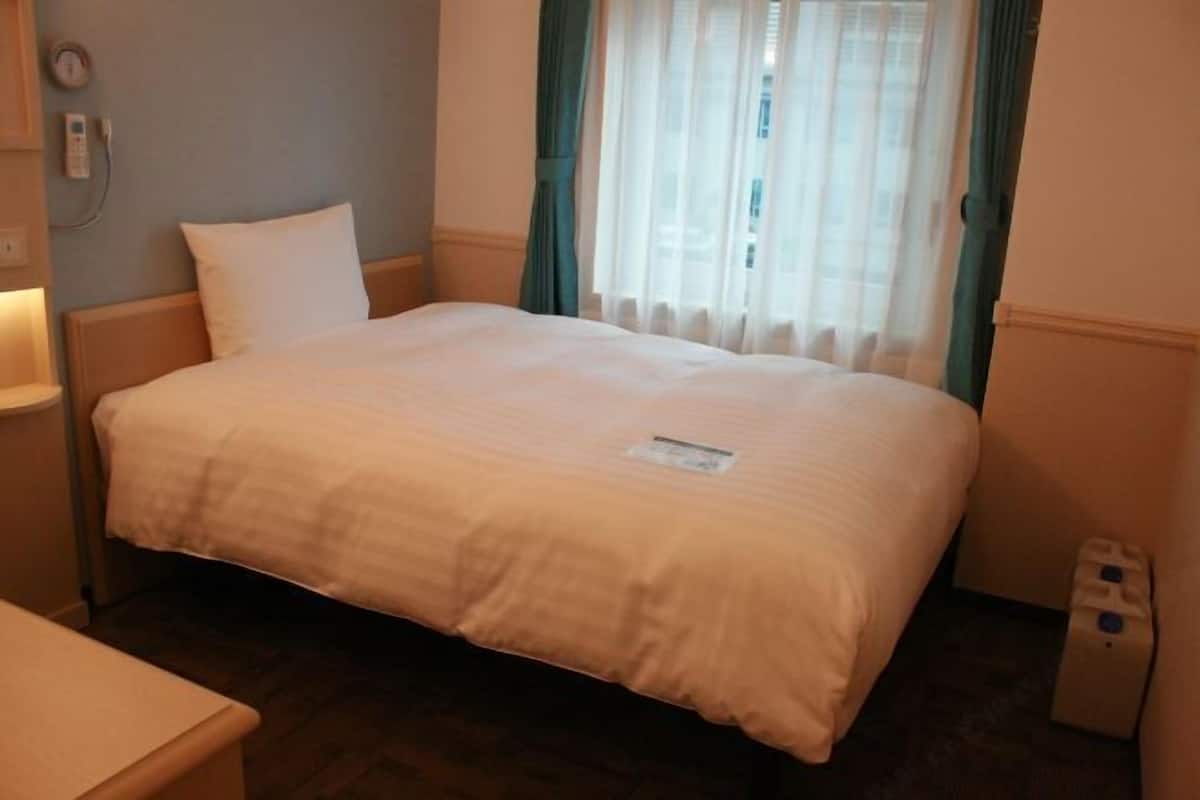 Zimmersafe, Schreibtisch, laptopgeeigneter Arbeitsplatz