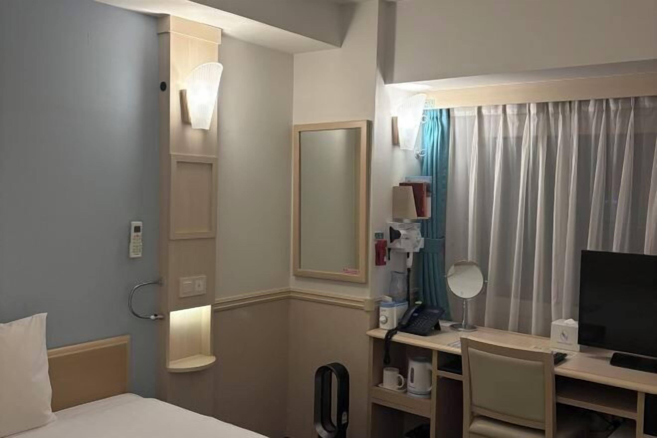 客房内保险箱、办公桌、笔记本电脑工作区、遮光窗帘