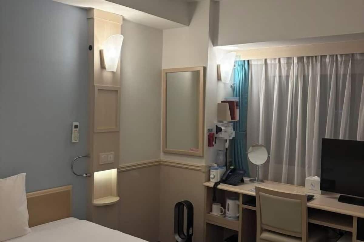 Cofres nos quartos, escrivaninha, espaço de trabalho para notebook