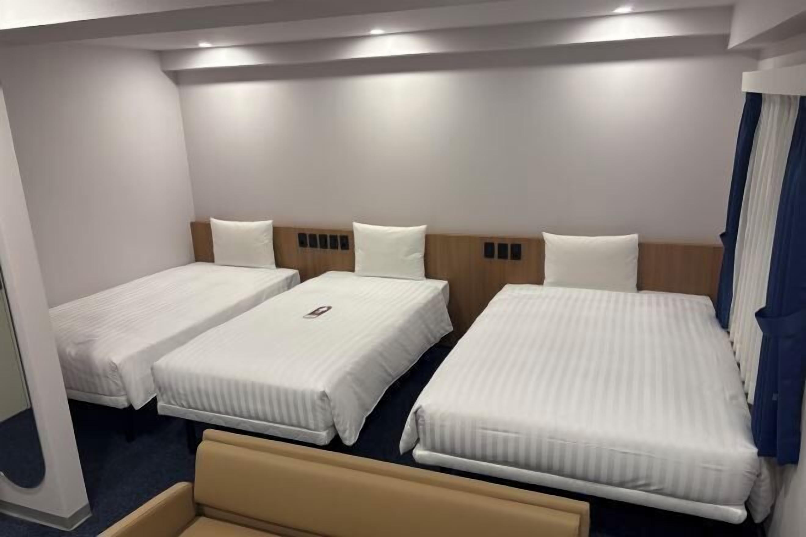 客房内保险箱、办公桌、笔记本电脑工作区、遮光窗帘