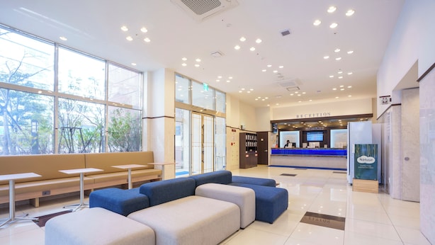 A modern lobby with seating areas, a reception desk, and a Natuur sign. - Toyoko Inn Ulsan Samsandong (Ulsan)
