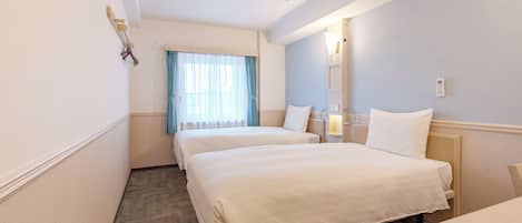 Quarto duplo, para não fumantes | Cofres nos quartos, escrivaninha, espaço de trabalho para notebook