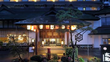 住宿正面 - 傍晚/夜晚