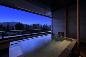 Chambre (JP Western, Pvt Open air bath, 6F) | Salle de bain | Séchoir à cheveux, pantoufles, toilette dotée d'un bidet électronique