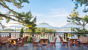 Terrace/patio - Tongyeong Honey Spa Pension (Tongyeong)