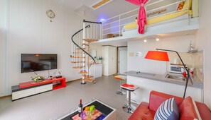Room (Marine) | Living area | Flat-screen TV - Tongyeong Honey Spa Pension (Tongyeong)