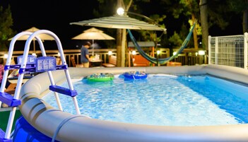 Una piscina al aire libre de temporada