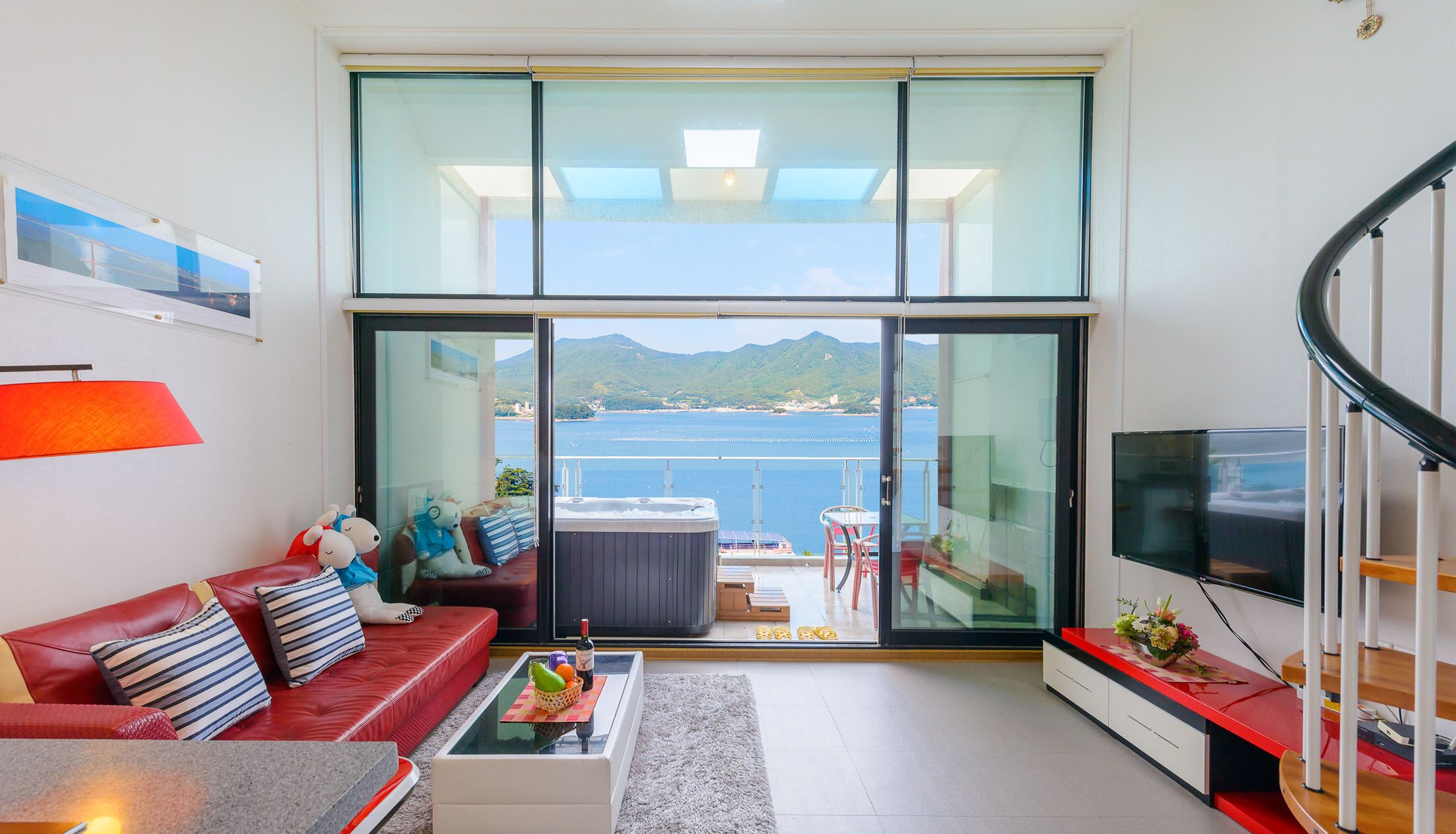 Room (Marine) | Living area | Flat-screen TV