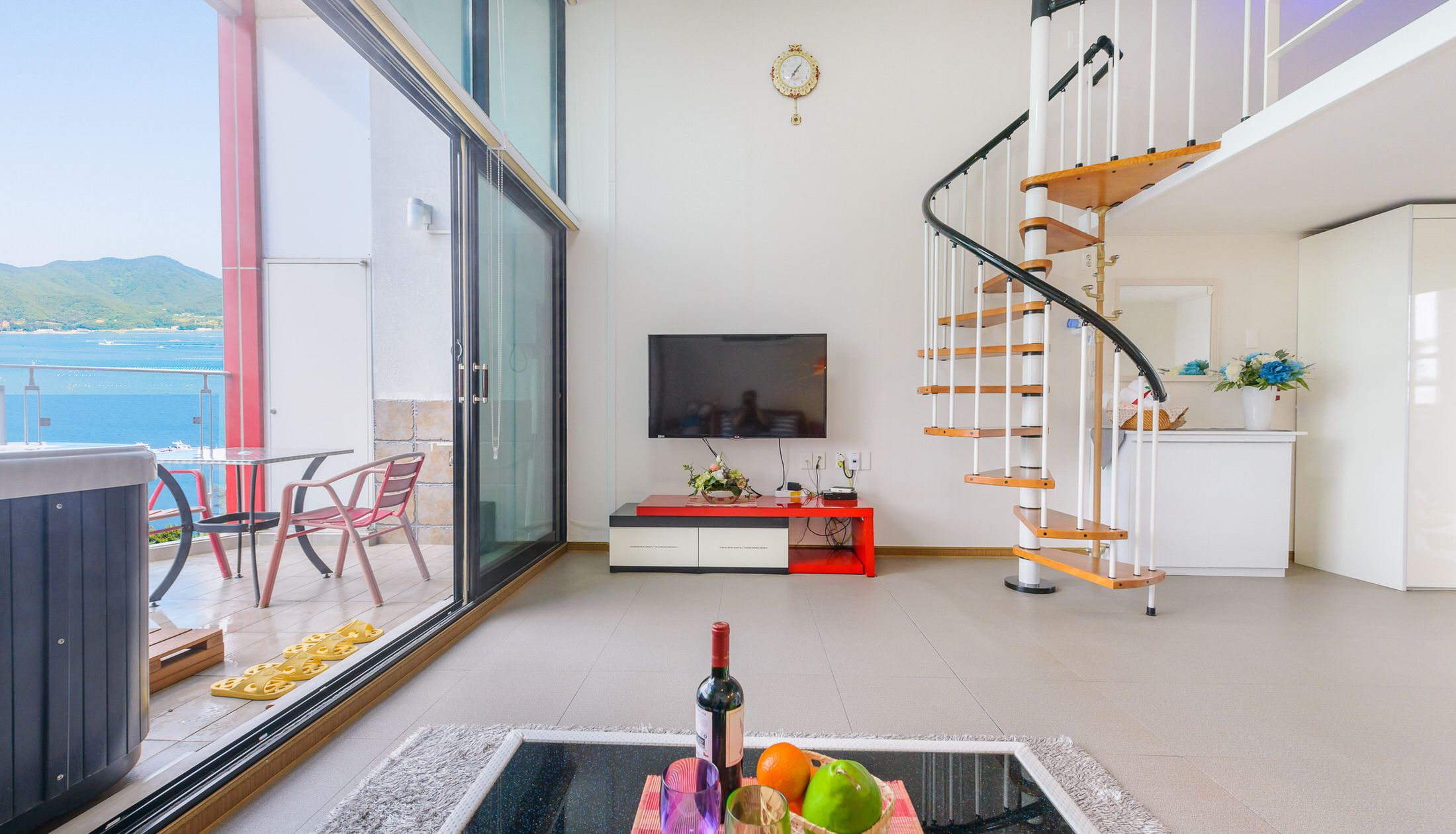 Zimmer (Marine) | Wohnbereich | Flachbildfernseher