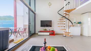 Zimmer (Marine) | Wohnbereich | Flachbildfernseher