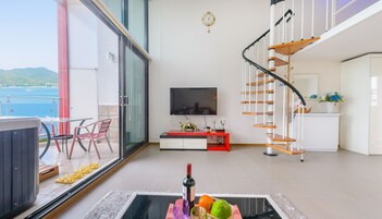 Habitación (Marine) | Zona de estar | Una televisión de pantalla plana