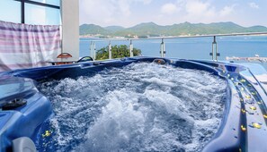 Room (Sausalito) | Jetted bathtub - Tongyeong Honey Spa Pension (Tongyeong)