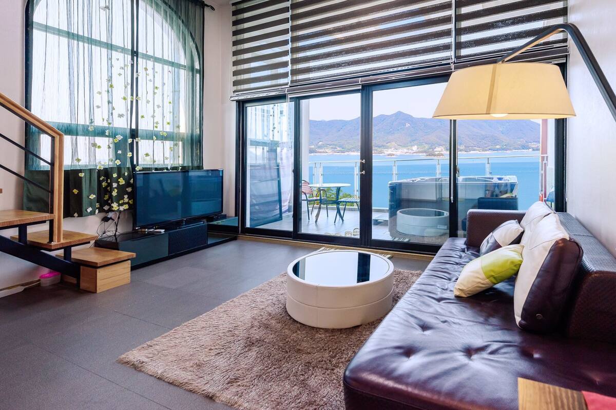 Room (Sausalito) | Living room | Flat-screen TV