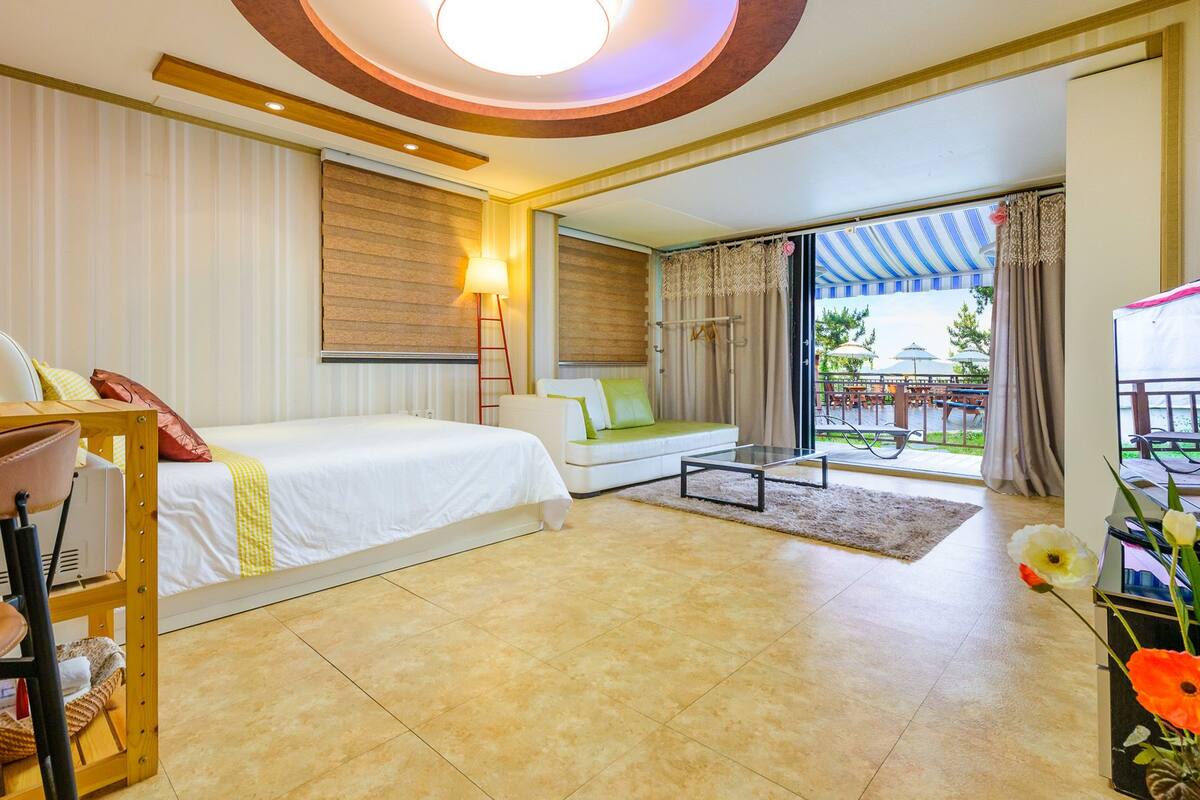 Room (Montara) | Living area | Flat-screen TV