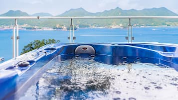 Room (Bodega) | Jetted bathtub