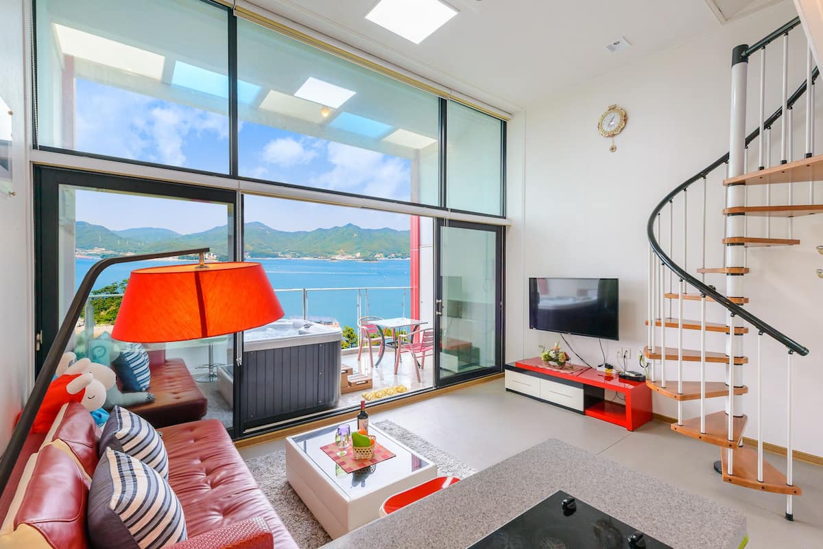 Kamer (Marine) | Woonruimte | Een flatscreentelevisie