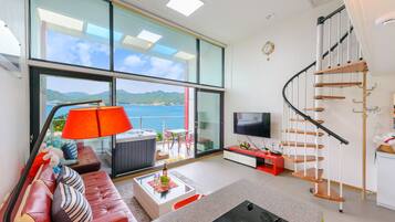 Room (Marine) | Living area | Flat-screen TV