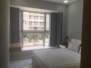 Premium bedding, down comforters, pillowtop beds, individually furnished - Scenic Valley Apartment (Ho Chi Minh City)