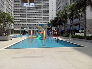 室內游泳池和室外游泳池