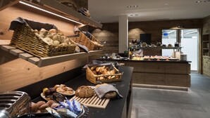 Breakfast buffet - Familienhotel Gorfion (Triesenberg)