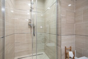 Bathroom shower - Sunny apartment with big private terrace & BBQ (Prague)