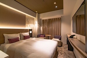 In-room safe, desk, iron/ironing board, free WiFi - Hotel Vista Premio Osaka Hommachi (Osaka)