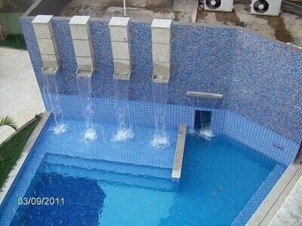 Una piscina techada, una piscina al aire libre