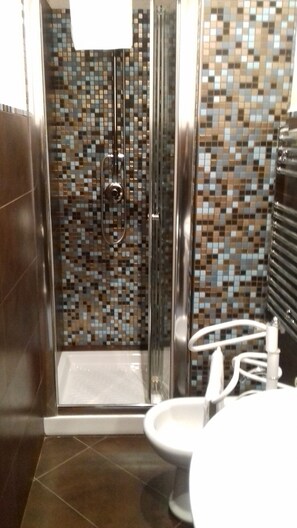 Elite Double Room | Bathroom | Shower, rainfall showerhead, hair dryer, bidet - Cardinal Inn (Rome)
