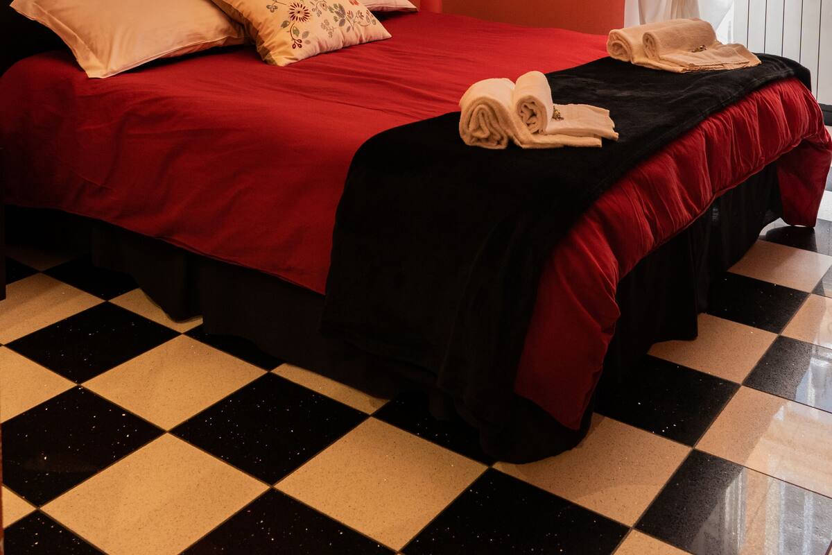 Deluxe Double Room | In-room safe, desk, iron/ironing board (on request), WiFi (free)