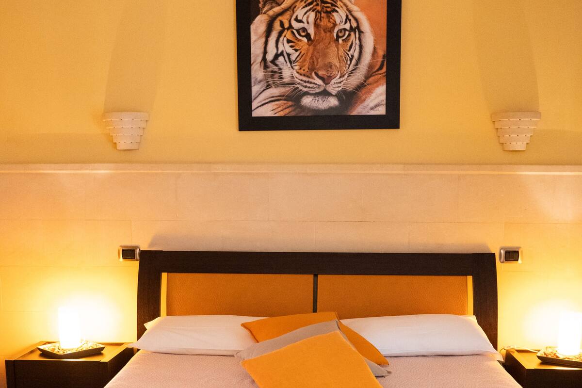 Doppia Comfort, 1 letto queen | Una cassaforte in camera, con arredamento individuale, una scrivania