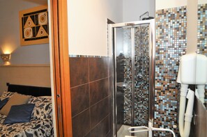 Shower, rainfall showerhead, hair dryer, bidet - Cardinal Inn (Rome)