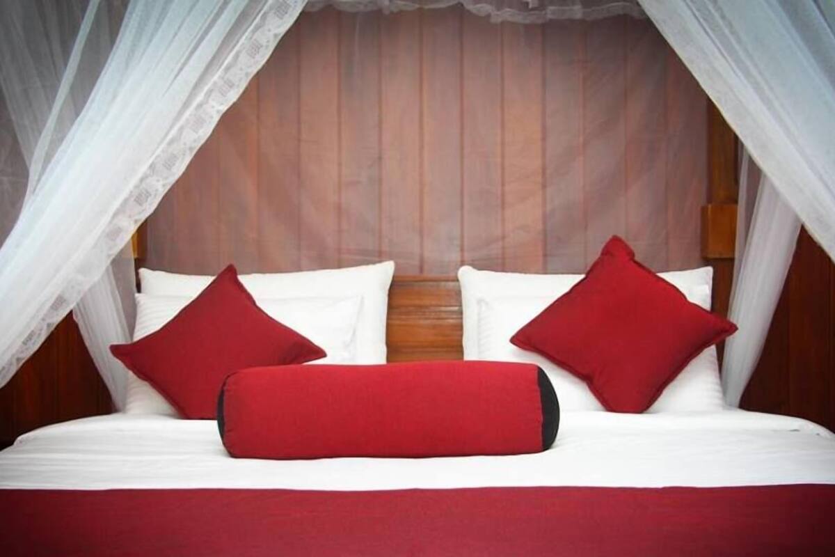 Deluxe Double or Twin Room | Minibar, individually decorated, individually furnished, desk