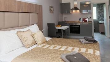 Studio Mewah (Romantic, First Floor) | Seprai premium, selimut bulu angsa, dan bantalan ekstra lembut