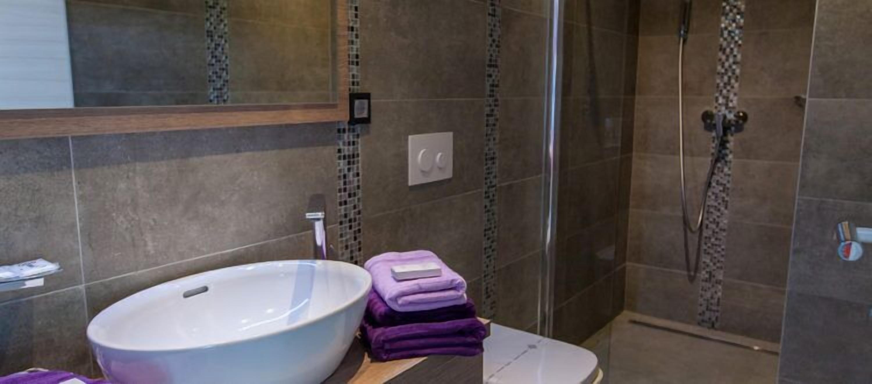 Apartment (Lavender) | Bathroom | Separate tub and shower, jetted tub, free toiletries, hair dryer