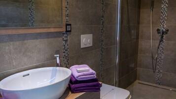 Apartment (Lavender) | Bathroom | Separate tub and shower, jetted tub, free toiletries, hair dryer