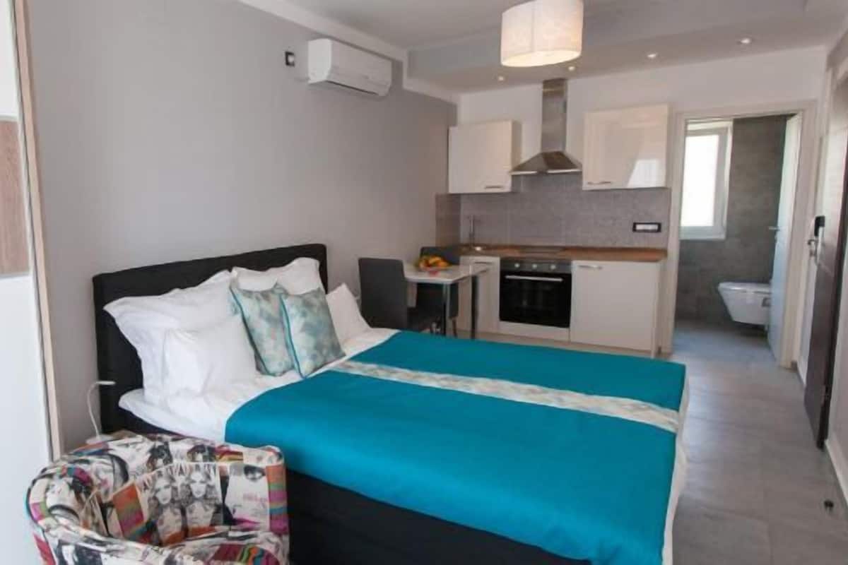 Luxury Studio (Romantic) | Premium bedding, down comforters, pillowtop beds, desk