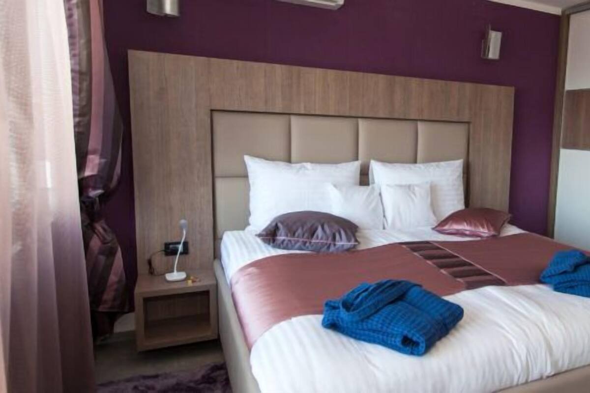 Apartment (Lavender) | Premium bedding, down comforters, pillowtop beds, desk