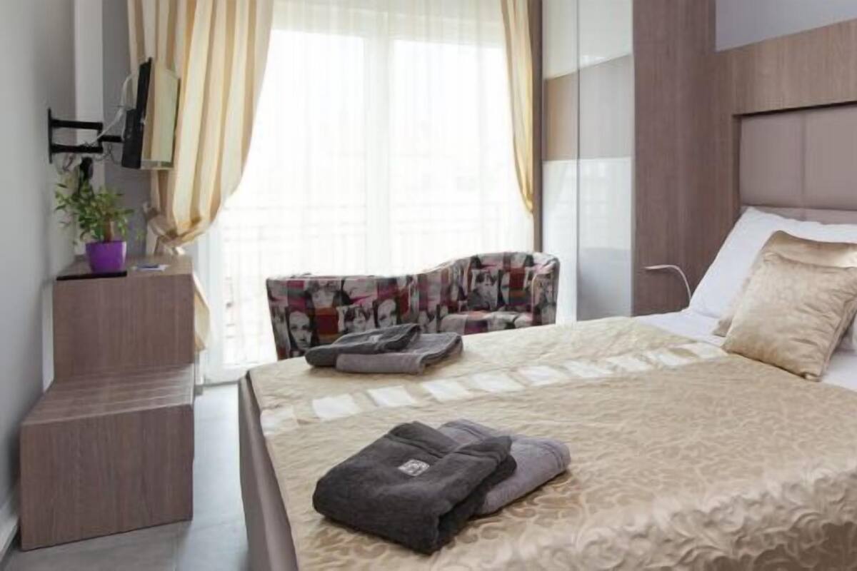 Luxury Studio (Romantic, First Floor) | Premium bedding, down comforters, pillowtop beds, desk