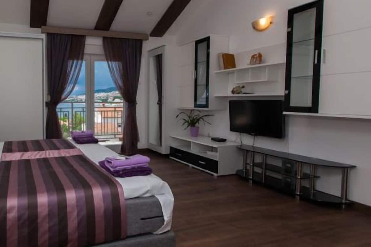 Luxury Apartment (Bigger, 4 *) | Premium bedding, down comforters, pillowtop beds, desk