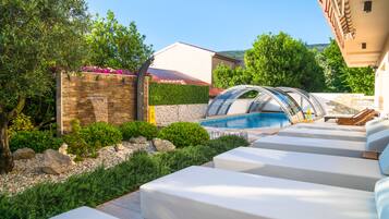 Una piscina al aire libre de temporada, camas de piscina gratis