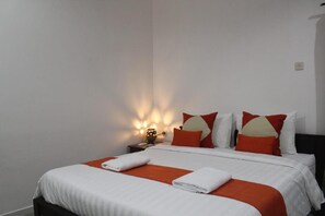 In-room safe, desk, laptop workspace, blackout drapes - Summer Homestay Bali (Kutuh)