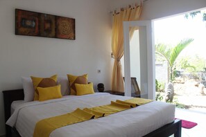 In-room safe, desk, laptop workspace, blackout drapes - Summer Homestay Bali (Kutuh)