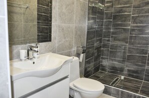 Comfort Double or Twin Room | Desk, laptop workspace, free WiFi, bed sheets - Medelean Hotel - Hostel (Comrat)