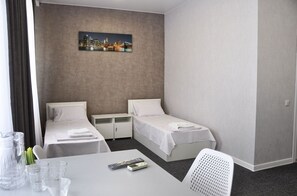 Comfort Double or Twin Room | Meja, ruang kerja komputer riba, Wi-fi percuma, cadar katil 