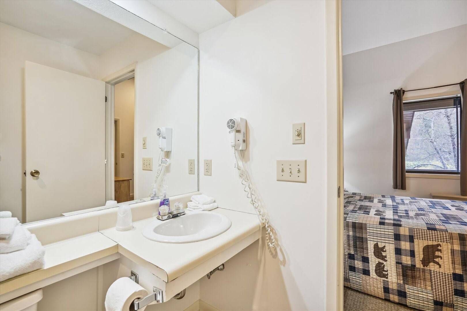 Combined shower/bathtub, hair dryer, towels