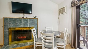 Dining - 1 bedroom Queen Suite w/outdoor heated pool 209 (Killington)