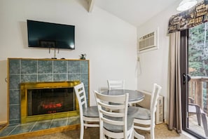 Dining - 1 bedroom Queen Suite w/outdoor heated pool 209 (Killington)
