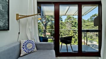 Apartment (Green View Jurata) | Wohnbereich | Fernseher
