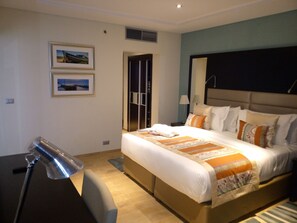 Minibar, safe på rommet, skrivebord og skrivebord for bærbar PC