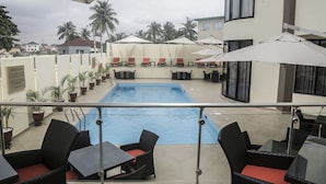 Outdoor pool, pool umbrellas, sun loungers - The Providence by Mantis (Lagos)